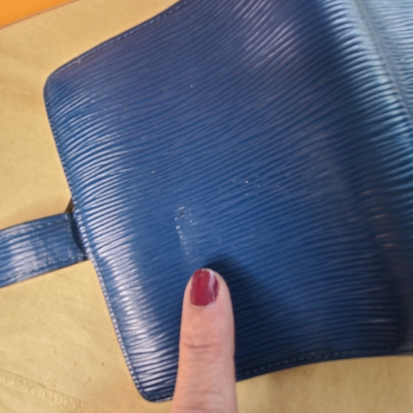 *SOLD* Louis Vuitton Epi PM Agenda Planner GUC - Picture 10 of 13